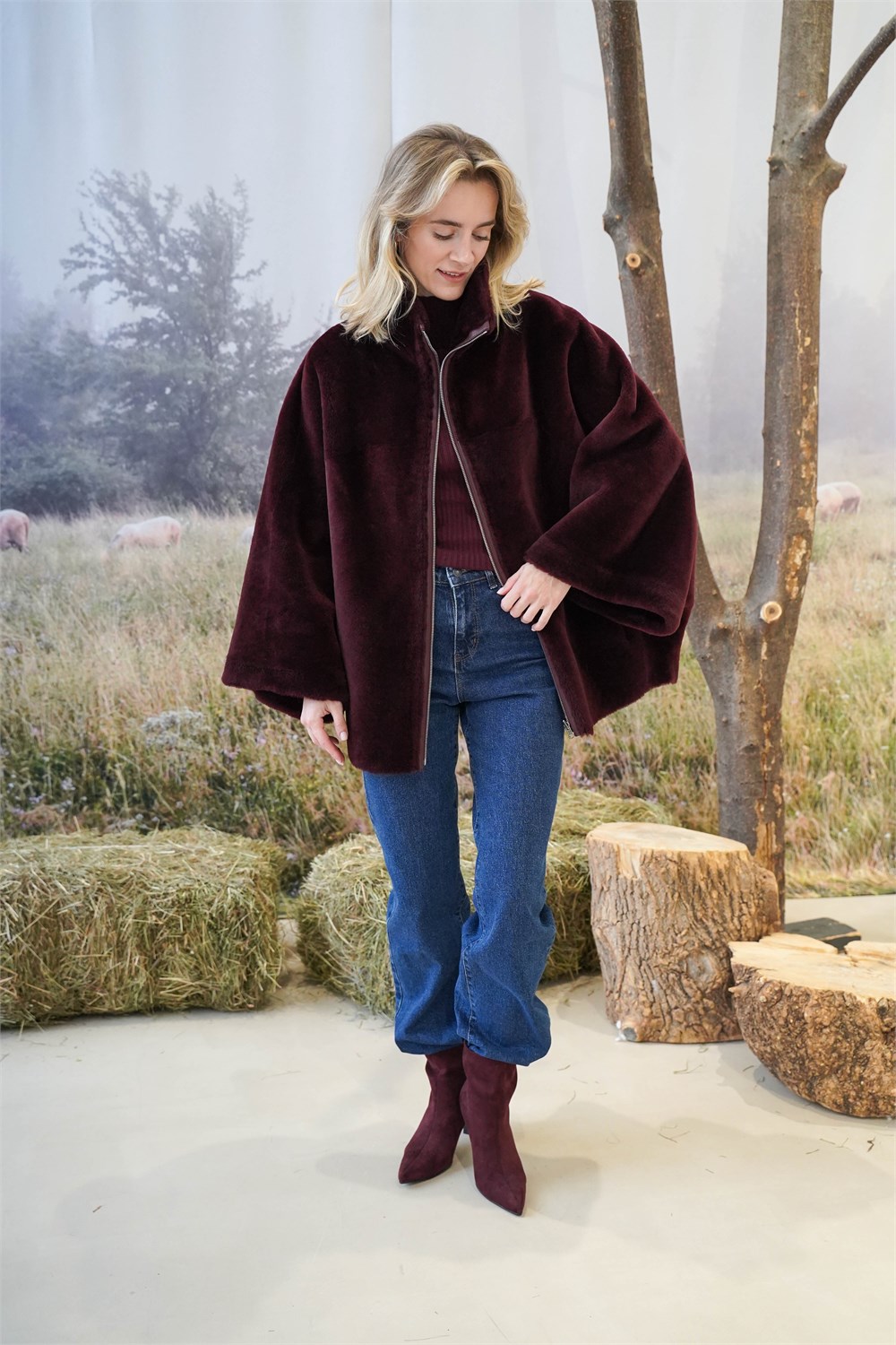 Двухсторонняя дубленка сводного кроя в бордовом цвете 2127